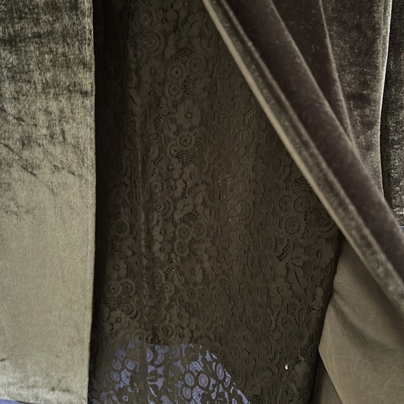 Woman  velvet and lace top size large nwt - Picture 3 of 4